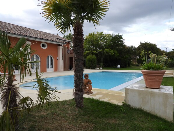 Piscina stagionale all'aperto, lettini