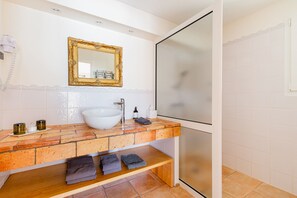 Dobbeltrom (Pondichery) | Bad | Hårføner, håndklær, såpe og sjampo