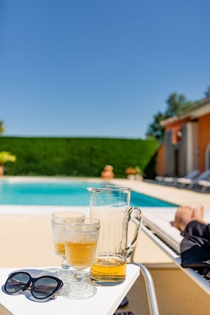 A poolside table with a pitcher, two glasses, and sunglasses. - La petite Aiguebonne (Allex)