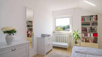 4 Schlafzimmer, Schreibtisch, Bügeleisen/Bügelbrett, WLAN