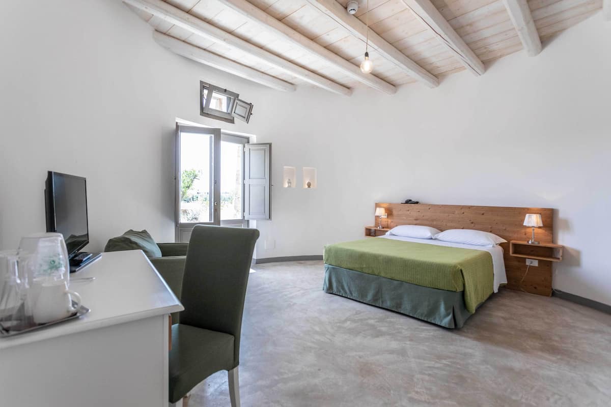 Premium bedding, pillowtop beds, minibar, desk