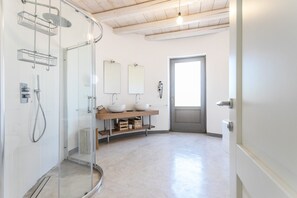Suite superior | Baño | Artículos de higiene personal gratuitos, secador de pelo, bidé y toallas