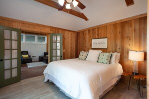 3 bedrooms, in-room safe, iron/ironing board, free WiFi - Cool Breez Waterfront Getaway!! (Brookeland)