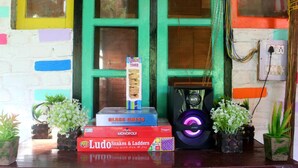A colorful door with a sign that reads "Tumbling Tower." - The Hostalgic Jibhi - Hostel (Banjar)