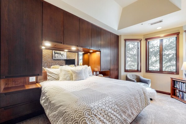 2 bedrooms, iron/ironing board, free Internet, bed sheets