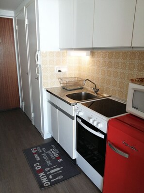 Een koelkast, een microgolfoven, een oven