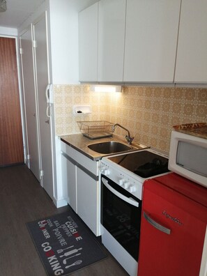 Fridge, microwave, oven, coffee/tea maker