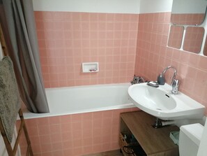 Baignoire, sĂšche-cheveux
