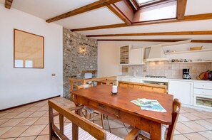 Réfrigérateur, micro-ondes, plaque de cuisson, lave-vaisselle
