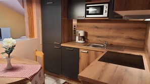 Kylskåp, mikrovågsugn, spishäll och diskmaskin