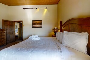 3 bedrooms, iron/ironing board, WiFi, bed sheets