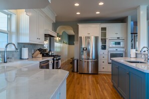 Mikrowelle, Geschirrspüler, Wasserkocher mit Kaffee-/Teezubehör, Toaster