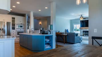 Microondas, lavavajillas, cafetera o tetera y tostadora