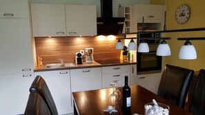 Kühlschrank, Mikrowelle, Herdplatte, Geschirrspüler