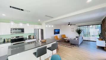 Refrigerador, microondas, horno, placa de cocina