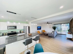 Een koelkast, een magnetron, een oven, een kookplaat