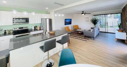 Walkable Old Town Scottsdale, Heated Poolside Mid Century Condo.