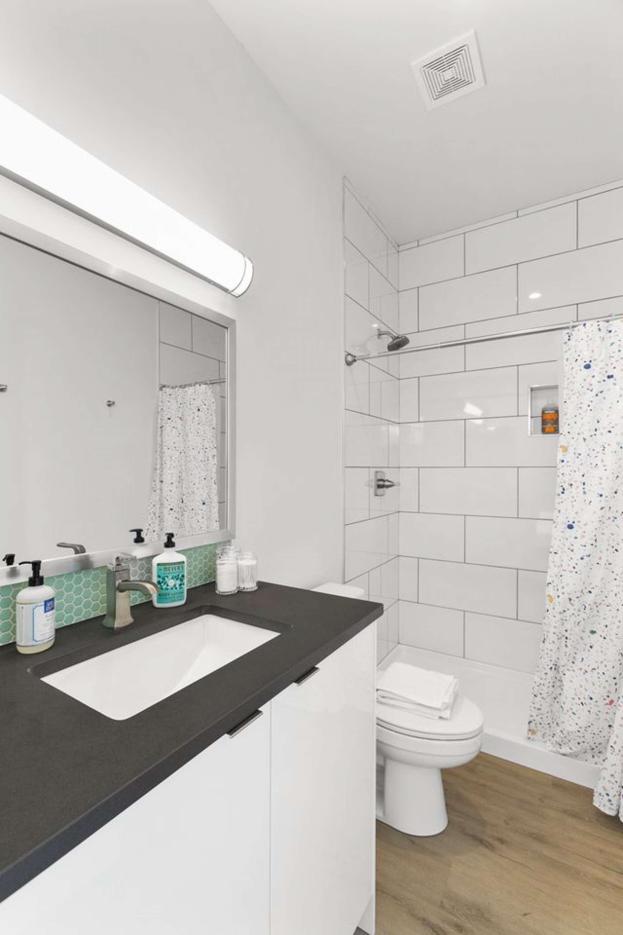 Een douche, een haardroger, handdoeken