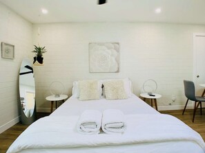 Silitysrauta/-lauta, vauvan matkasänky, Wi-Fi, vuodevaatteet