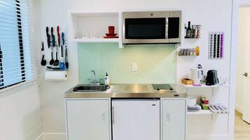 Jääkaappi, mikroaaltouuni, liesi, kahvin-/teenkeitin