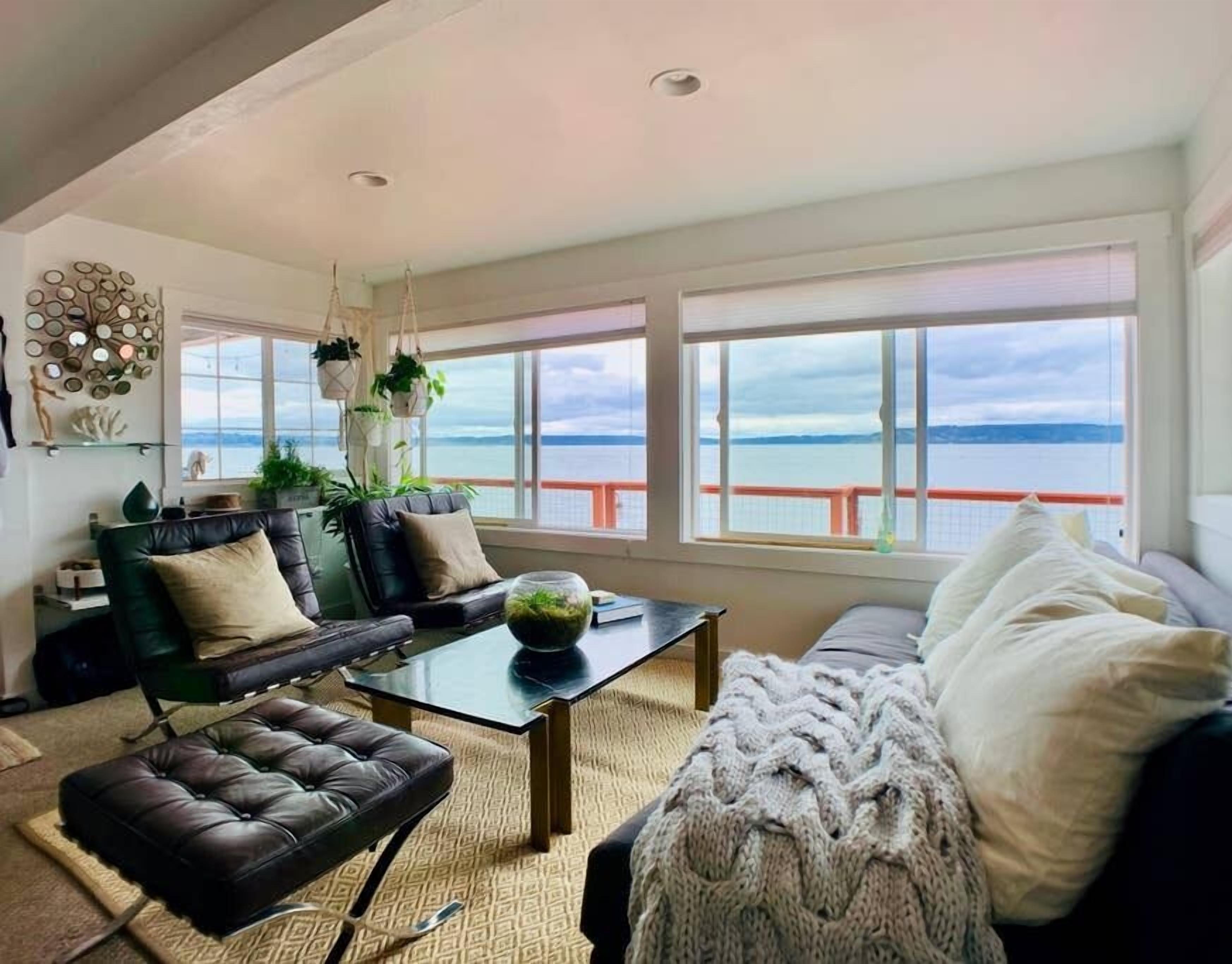 100-year-old cabin Perched on stilts above the Puget Sound. in Tacoma, United States