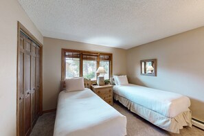 2 bedrooms, iron/ironing board, Internet, bed sheets - Intimate condo with fireplace, washer/dryer, outdoor pool & hot tub (Steamboat Springs)