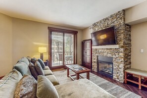 Televisión, chimenea y futbolito 