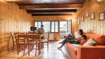 Appartement, 2 slaapkamers (Ronco 2) | Woonruimte | Een televisie