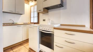 Apartment, 2 Bedrooms (Ronco 4) | Private kitchen | Fridge, oven, stovetop, coffee/tea maker