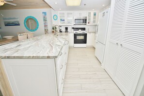 冷蔵庫、電子レンジ、オーブン、コンロ