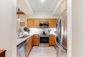 Fridge, microwave, oven, stovetop - Spacious condo w/shared pool & hot tub, free WiFi, private balcony near ski lift (Steamboat Springs)