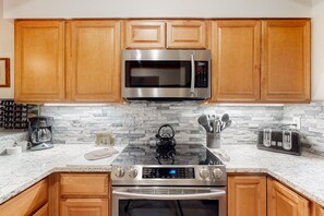 Fridge, microwave, oven, stovetop - Spacious condo w/shared pool & hot tub, free WiFi, private balcony near ski lift (Steamboat Springs)