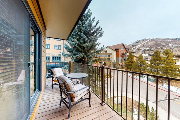 Property grounds - Spacious condo w/shared pool & hot tub, free WiFi, private balcony near ski lift (Steamboat Springs)