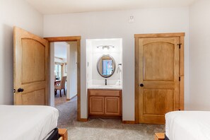 4 bedrooms, iron/ironing board, WiFi, bed sheets - Spacious condo w/shared pool & hot tub, free WiFi, private balcony near ski lift (Steamboat Springs)