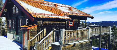 Free cots/infant beds, free WiFi