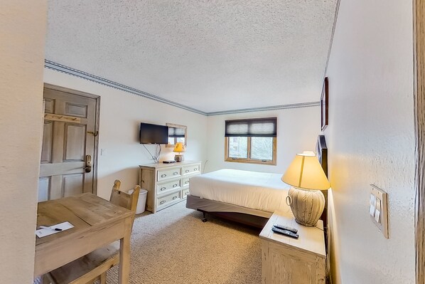 4 bedrooms, iron/ironing board, internet, bed sheets