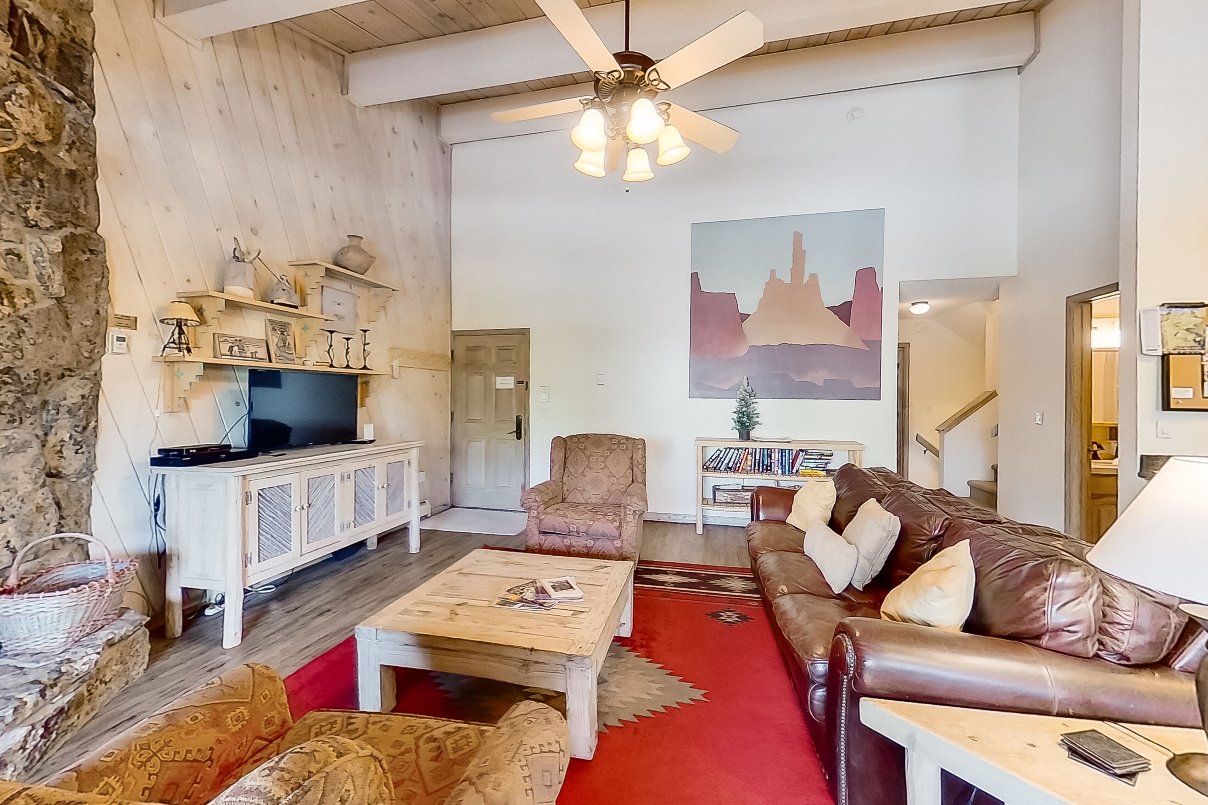 Fernseher, Kamin, DVD-Player