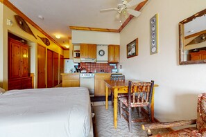 Iron/ironing board, WiFi, bed sheets