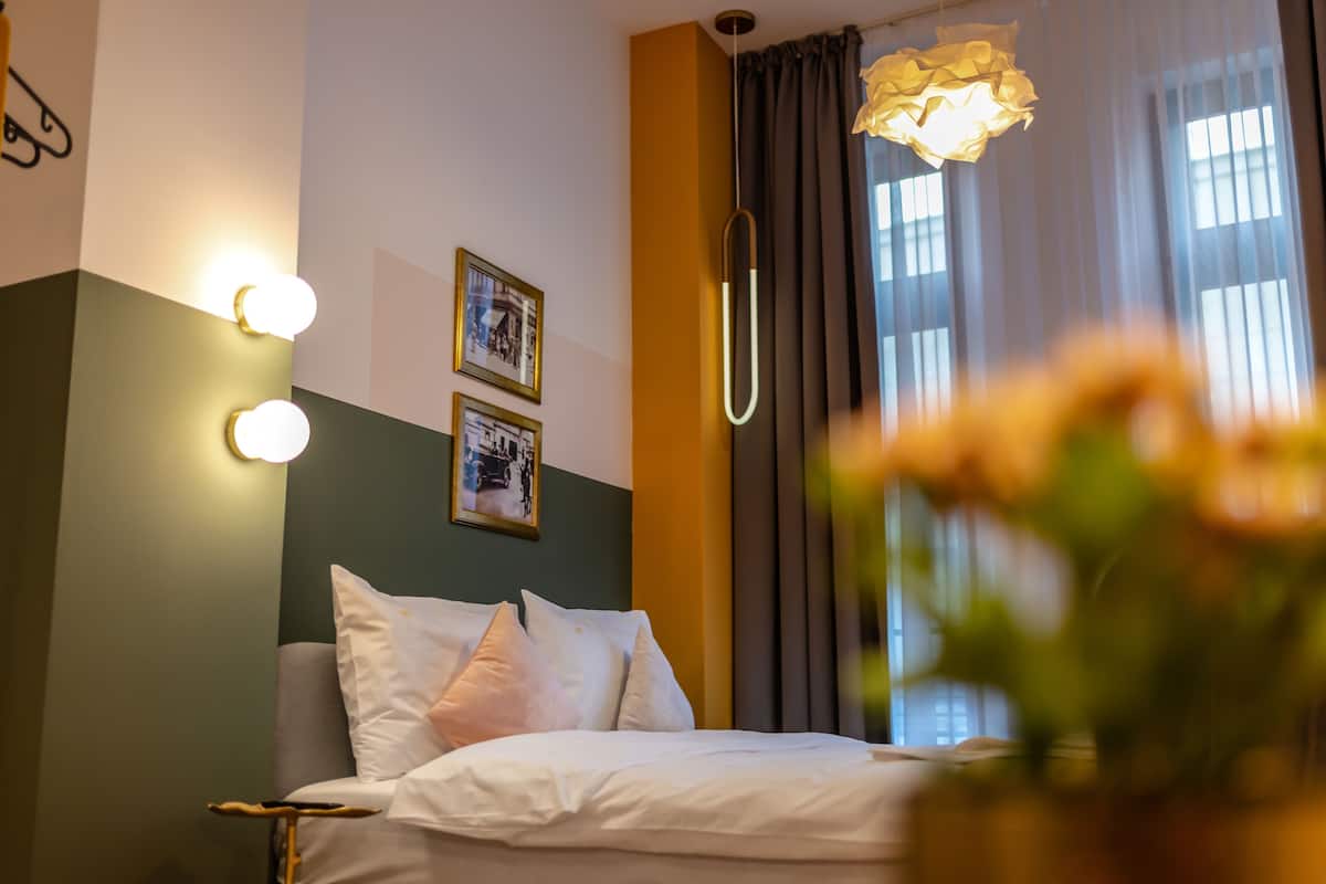 1 habitación, minibar, cortinas blackout y sistema de insonorización