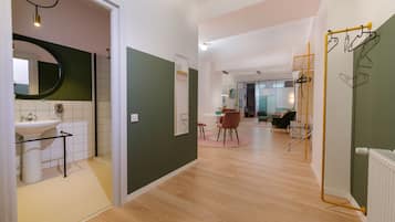 Senior Studio Suite | 1 bedroom, minibar, blackout curtains, soundproofing
