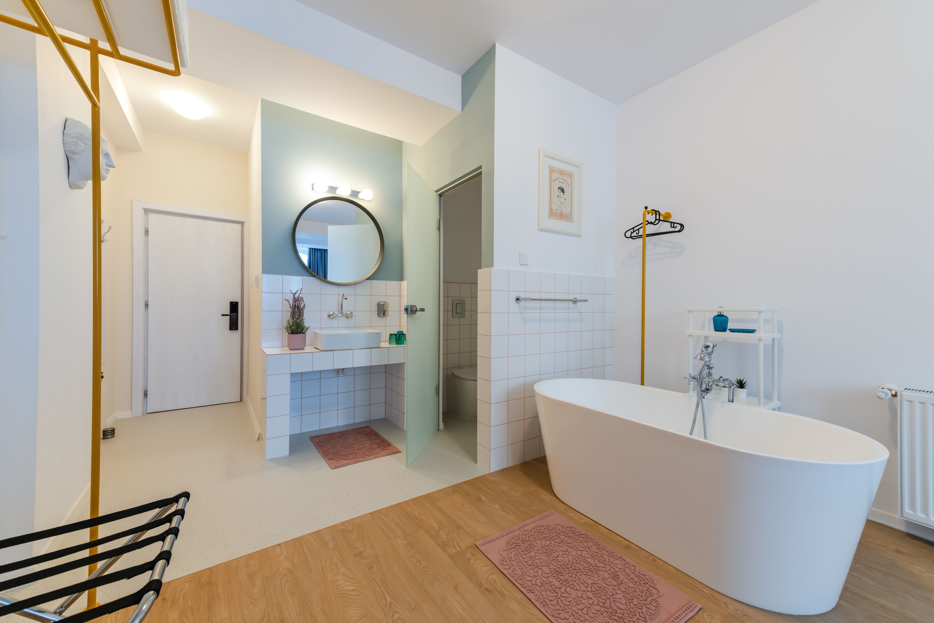 Romantik-dobbeltværelse | Badeværelse | Badekar, hårtørrer, håndklæder, Sæbe