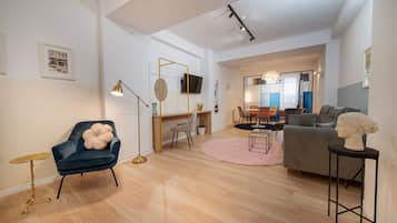 Senior Studio Suite | 1 bedroom, minibar, blackout curtains, soundproofing