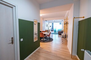 Suite estudio sénior | Minibar, escritorio, cortinas opacas y sistema de insonorización