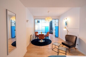 Suite estudio sénior | Minibar, escritorio, cortinas opacas y sistema de insonorización