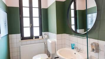 Suite estudio senior | Baño | Tina, secadora de cabello, toallas, jabón