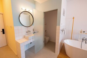 Romantic Double Room | Bathroom | Bathtub, hair dryer, towels, soap - Stil Old Town Boutique Hotel (Bucharest)
