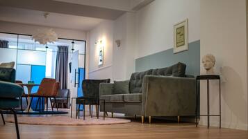 Senior studio suite | Woonruimte | Een 81-inch ledtelevisie met kabelzenders en televisie