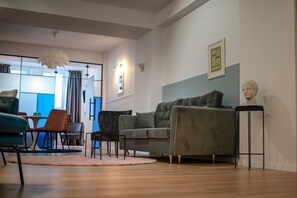 시니어 스튜디오 스위트 | 거실 공간 | 케이블 채널 시청이 가능한 81인치 LED TV, TV