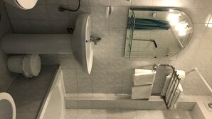 Un baño moderno con bañera, inodoro y lavamanos.