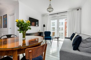 Design-suite - balkon | Opholdsområde | 42-tommers fladskærms-tv med kabelkanaler, tv